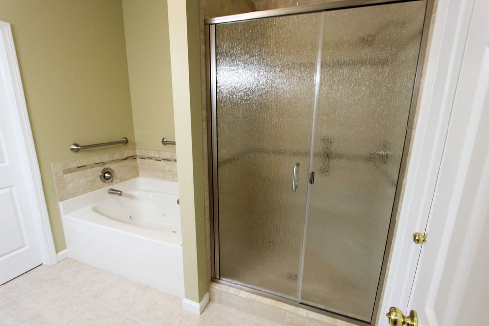 На фото: главная ванная комната среднего размера в классическом стиле с угловой ванной, угловым душем, серой плиткой, керамической плиткой, бежевыми стенами, полом из керамической плитки, монолитной раковиной и мраморной столешницей