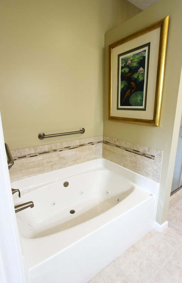 Idee per una stanza da bagno padronale chic di medie dimensioni con vasca ad angolo, doccia ad angolo, piastrelle grigie, piastrelle in ceramica, pareti beige, pavimento con piastrelle in ceramica, lavabo integrato e top in marmo