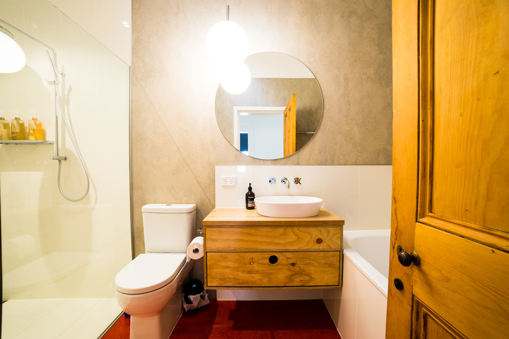 Aménagement d'une salle de bain contemporaine en bois brun avec un mur gris, un sol en linoléum, un plan de toilette en bois, un sol rouge et un placard en trompe-l'oeil.