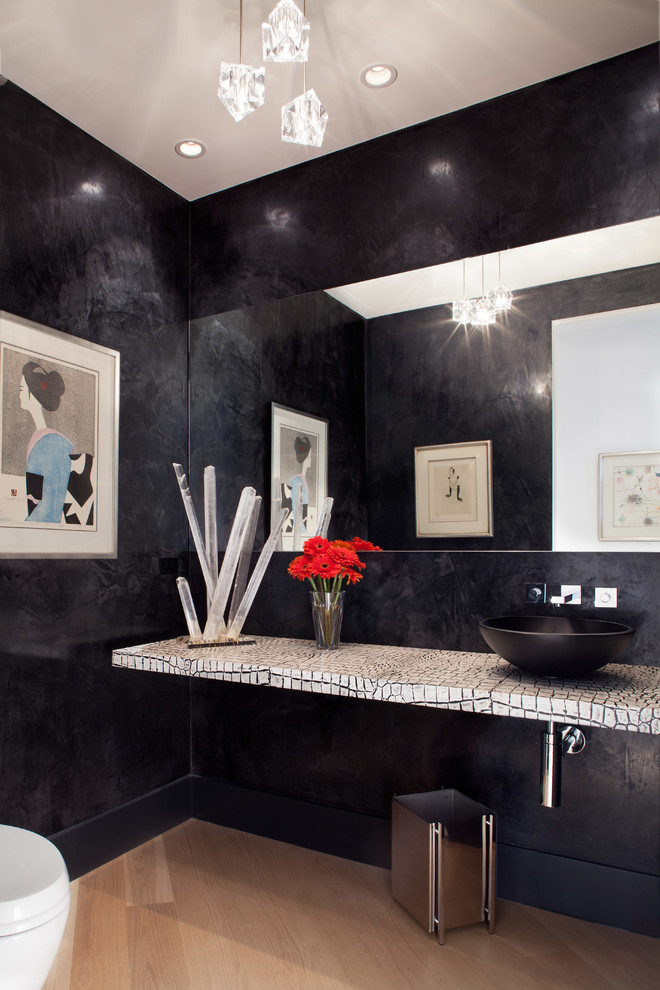 Diseño de cuarto de baño contemporáneo con lavabo sobreencimera y paredes negras