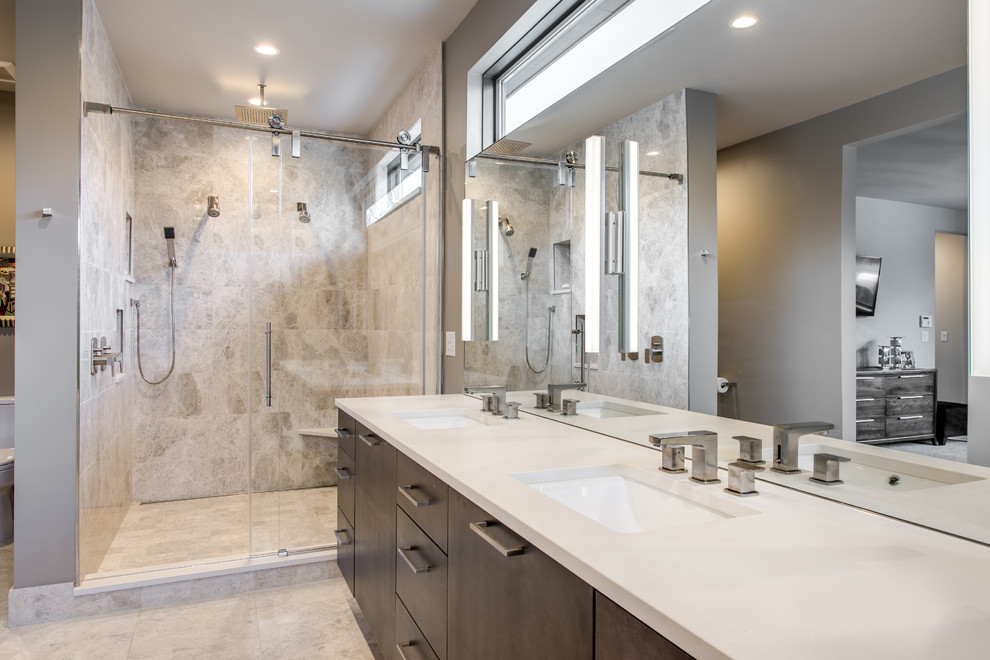 Großes Modernes Badezimmer En Suite mit flächenbündigen Schrankfronten, dunklen Holzschränken, offener Dusche, Unterbauwaschbecken und Falttür-Duschabtrennung in Denver