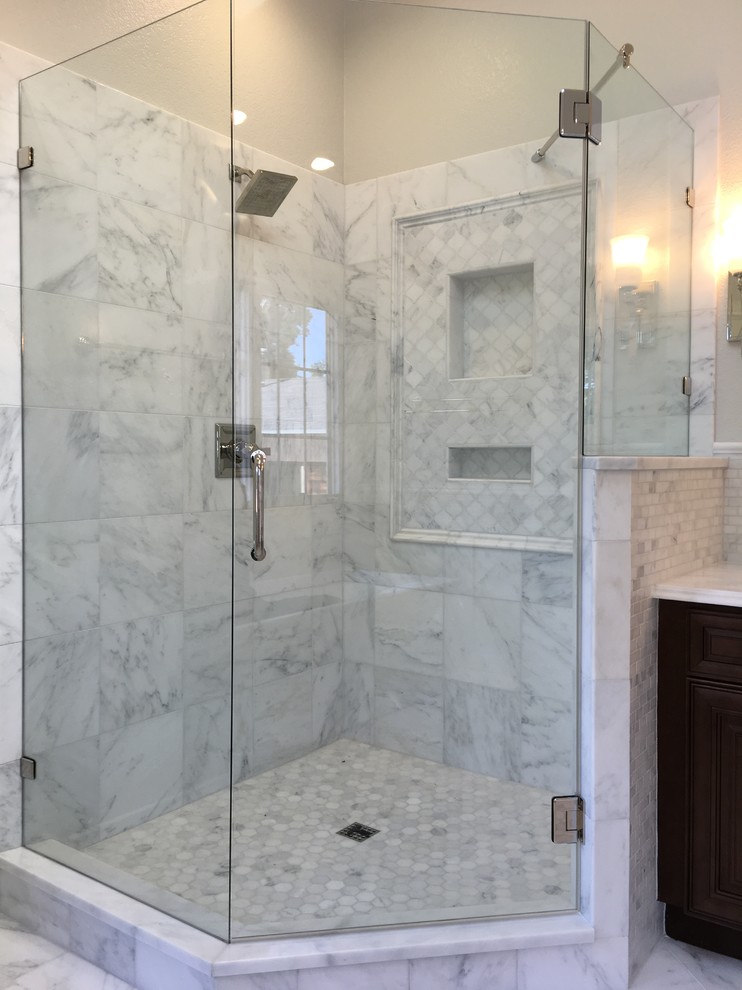 Идея дизайна: ванная комната среднего размера в классическом стиле с мраморным полом