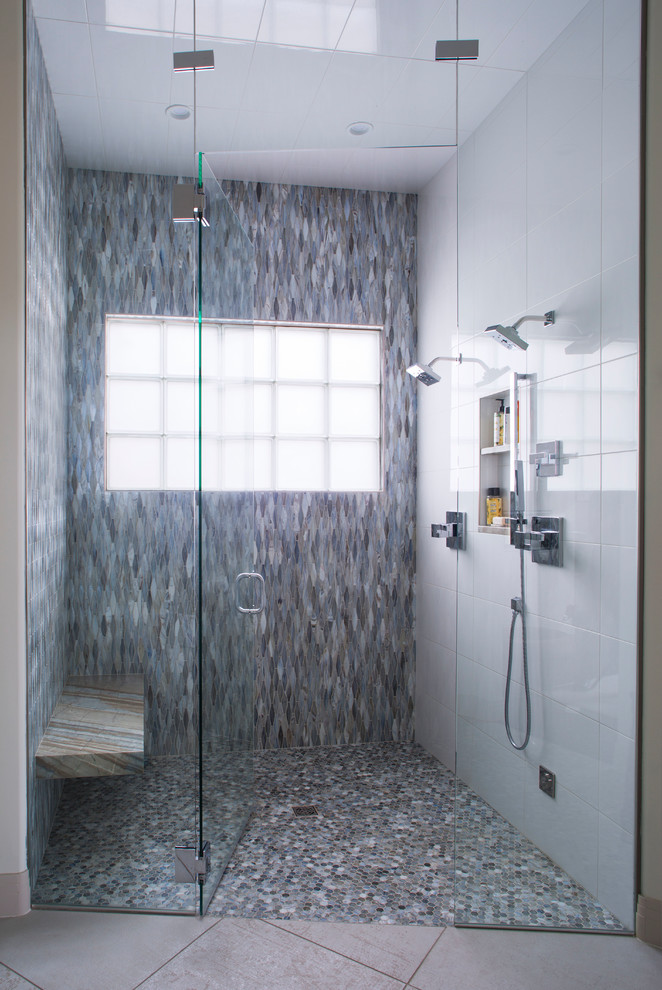 Стильный дизайн: главная ванная комната среднего размера в стиле неоклассика (современная классика) с плоскими фасадами, серыми фасадами, отдельно стоящей ванной, двойным душем, унитазом-моноблоком, серой плиткой, стеклянной плиткой, белыми стенами, полом из керамогранита, врезной раковиной, столешницей из кварцита, белым полом, душем с распашными дверями и бежевой столешницей - последний тренд