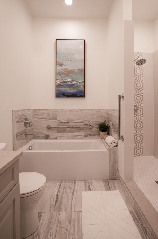 Mittelgroßes Modernes Badezimmer En Suite mit Schrankfronten im Shaker-Stil, beigen Schränken, Nasszelle, Toilette mit Aufsatzspülkasten, beiger Wandfarbe, Unterbauwaschbecken, Quarzwerkstein-Waschtisch und Falttür-Duschabtrennung in Denver