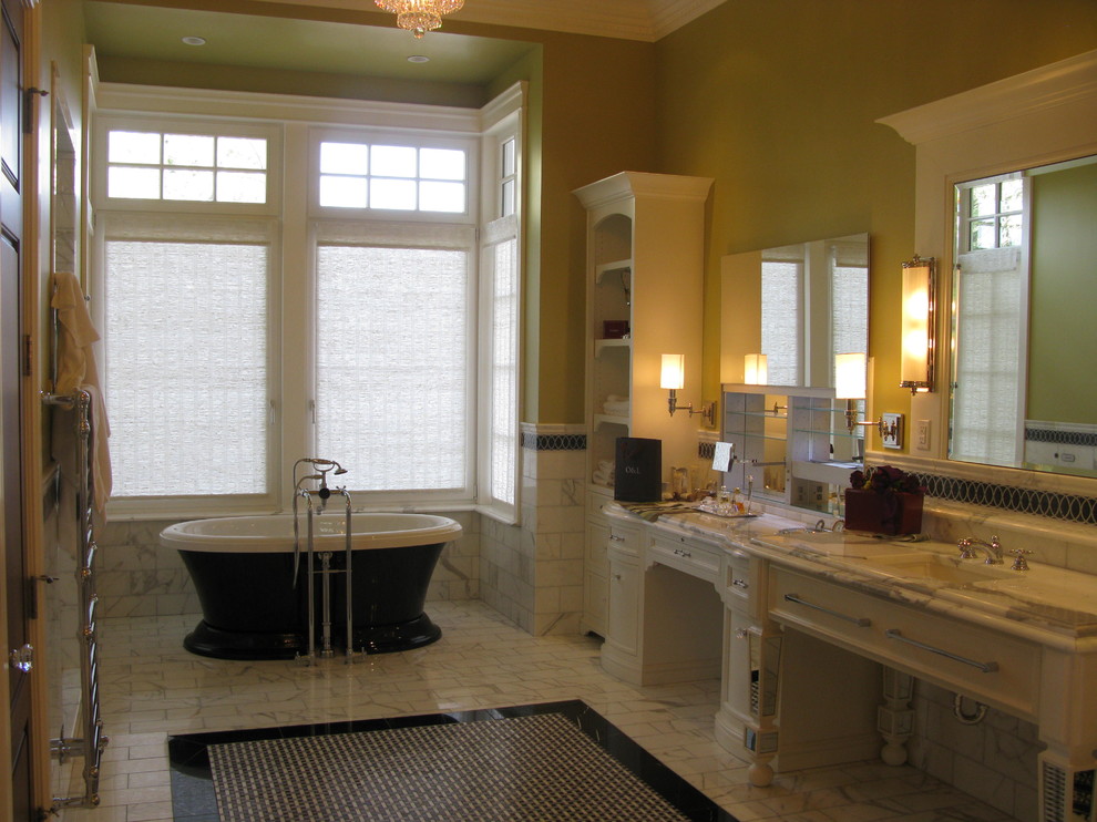 Стильный дизайн: большая главная ванная комната в классическом стиле с фасадами островного типа, белыми фасадами, отдельно стоящей ванной, душем в нише, серой плиткой, белой плиткой, мраморной плиткой, зелеными стенами, мраморным полом, врезной раковиной, мраморной столешницей и белым полом - последний тренд