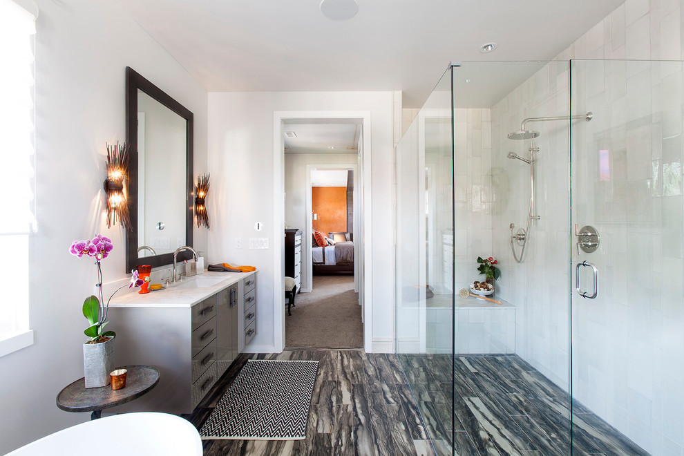 Inspiration för moderna badrum, med ett undermonterad handfat, släta luckor, grå skåp och en kantlös dusch