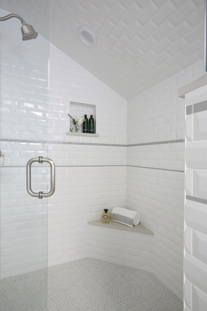 Пример оригинального дизайна: главная ванная комната среднего размера в стиле неоклассика (современная классика) с фасадами с выступающей филенкой, темными деревянными фасадами, отдельно стоящей ванной, душем в нише, раздельным унитазом, серой плиткой, керамической плиткой, серыми стенами, полом из керамогранита, врезной раковиной, столешницей из искусственного кварца, серым полом, душем с распашными дверями и белой столешницей