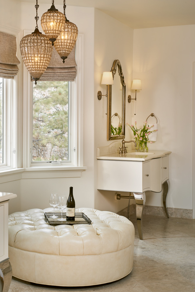 Пример оригинального дизайна: большая главная ванная комната в стиле неоклассика (современная классика) с фасадами островного типа, белыми фасадами, белыми стенами и врезной раковиной