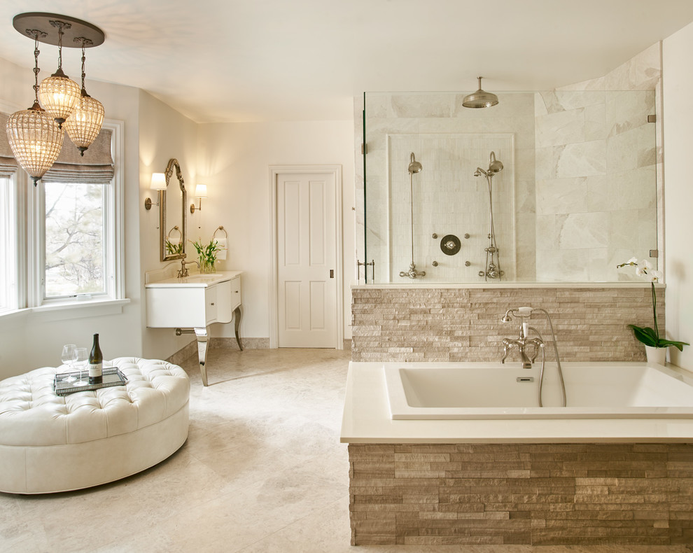 Foto på ett stort vintage en-suite badrum, med möbel-liknande, vita skåp, ett platsbyggt badkar, en dubbeldusch, beige kakel, vita väggar, ett undermonterad handfat och dusch med gångjärnsdörr
