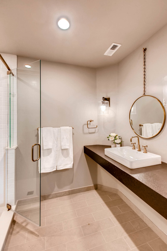 デンバーにある中くらいなトランジショナルスタイルのおしゃれな浴室 (コーナー設置型シャワー、白いタイル、グレーの壁、セラミックタイルの床、オーバーカウンターシンク、グレーの床、開き戸のシャワー) の写真