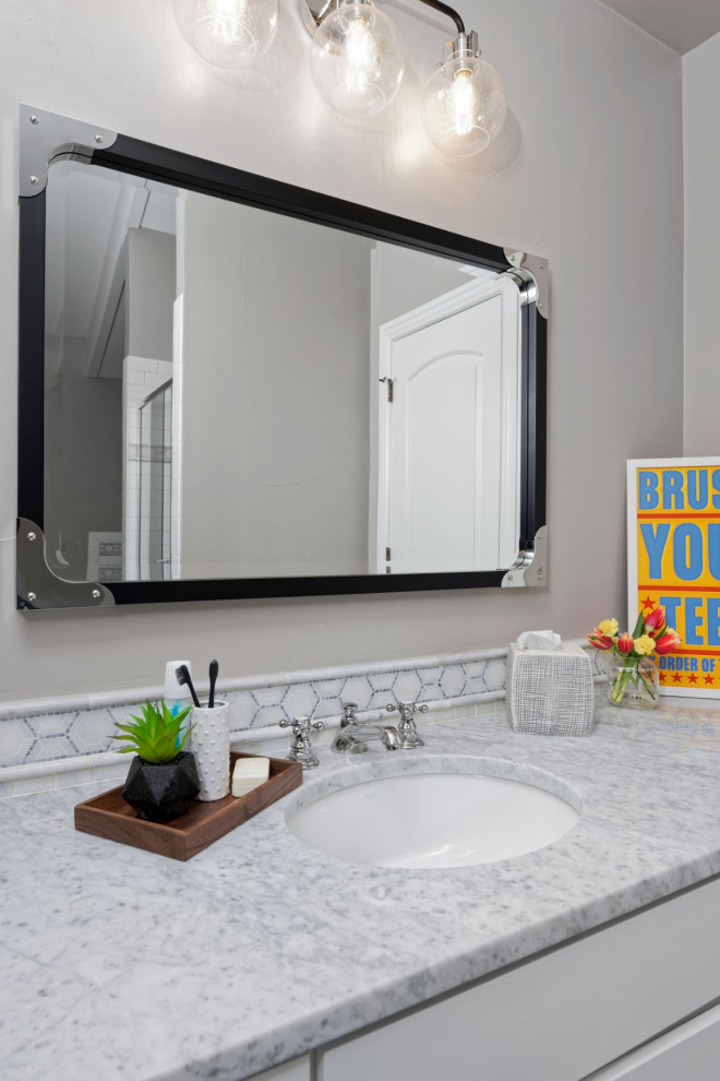 Пример оригинального дизайна: ванная комната среднего размера в современном стиле с серыми стенами, паркетным полом среднего тона, врезной раковиной, столешницей из искусственного кварца, белой столешницей и встроенной тумбой