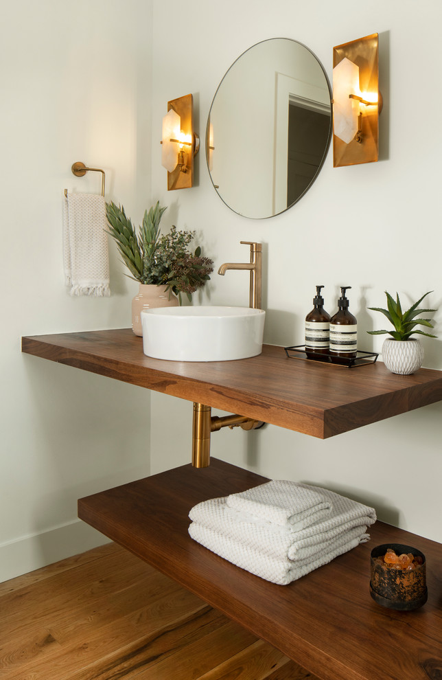Idéer för ett minimalistiskt brun badrum, med vita väggar, mellanmörkt trägolv, ett fristående handfat, träbänkskiva och brunt golv
