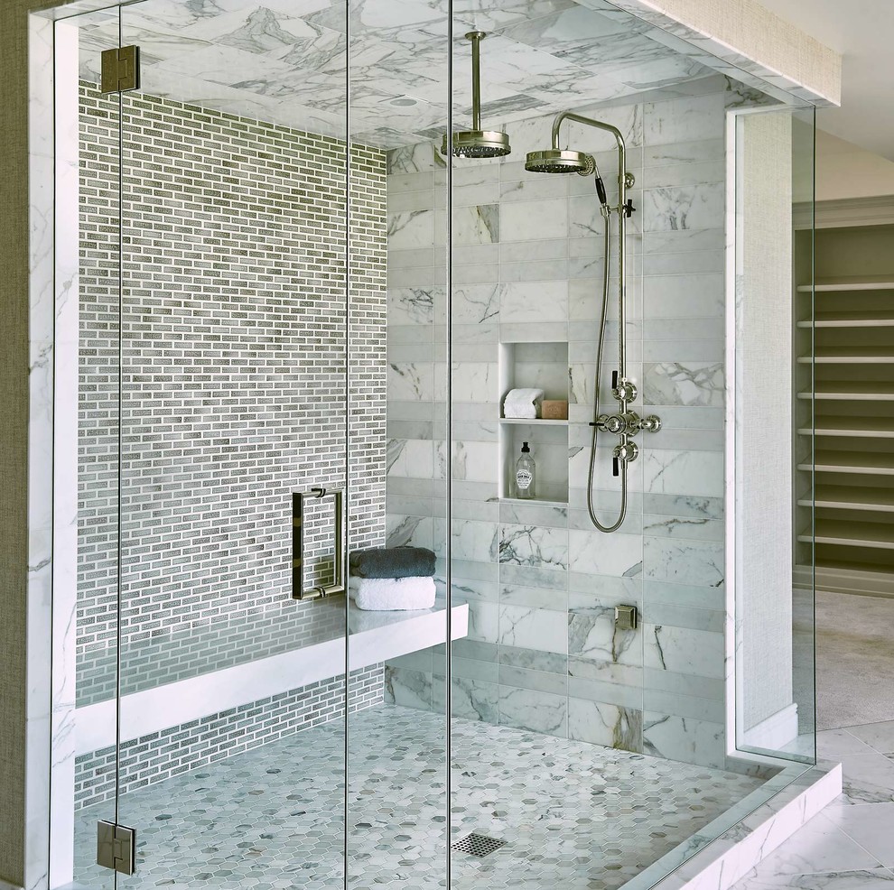 Foto di una grande stanza da bagno padronale tradizionale con doccia ad angolo, pavimento bianco, porta doccia a battente e top bianco