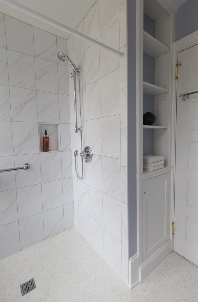 Пример оригинального дизайна: ванная комната среднего размера в стиле кантри с плоскими фасадами, белыми фасадами, душем без бортиков, унитазом-моноблоком, керамической плиткой, фиолетовыми стенами, полом из керамической плитки, раковиной с пьедесталом, белым полом и шторкой для ванной