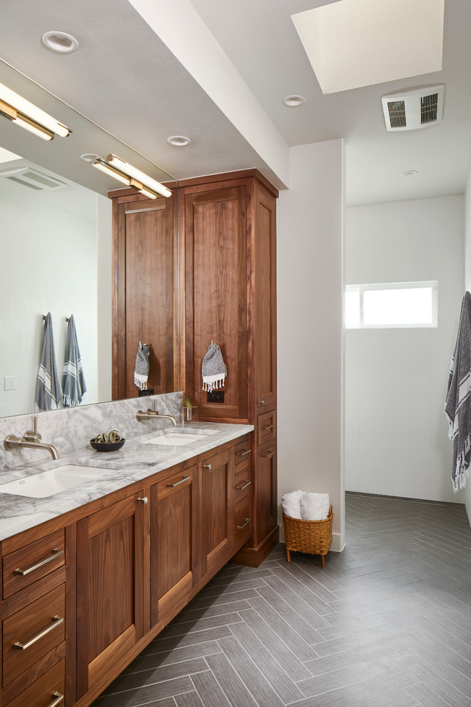 Bild på ett mellanstort vintage grå grått en-suite badrum, med skåp i shakerstil, skåp i mellenmörkt trä, grå kakel, vita väggar, bänkskiva i kvartsit, grått golv och ett undermonterad handfat
