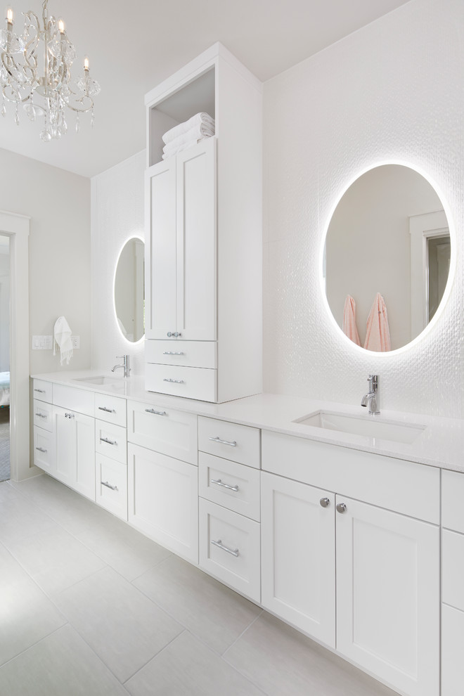 Example of a transitional kids' bathroom design in Austin