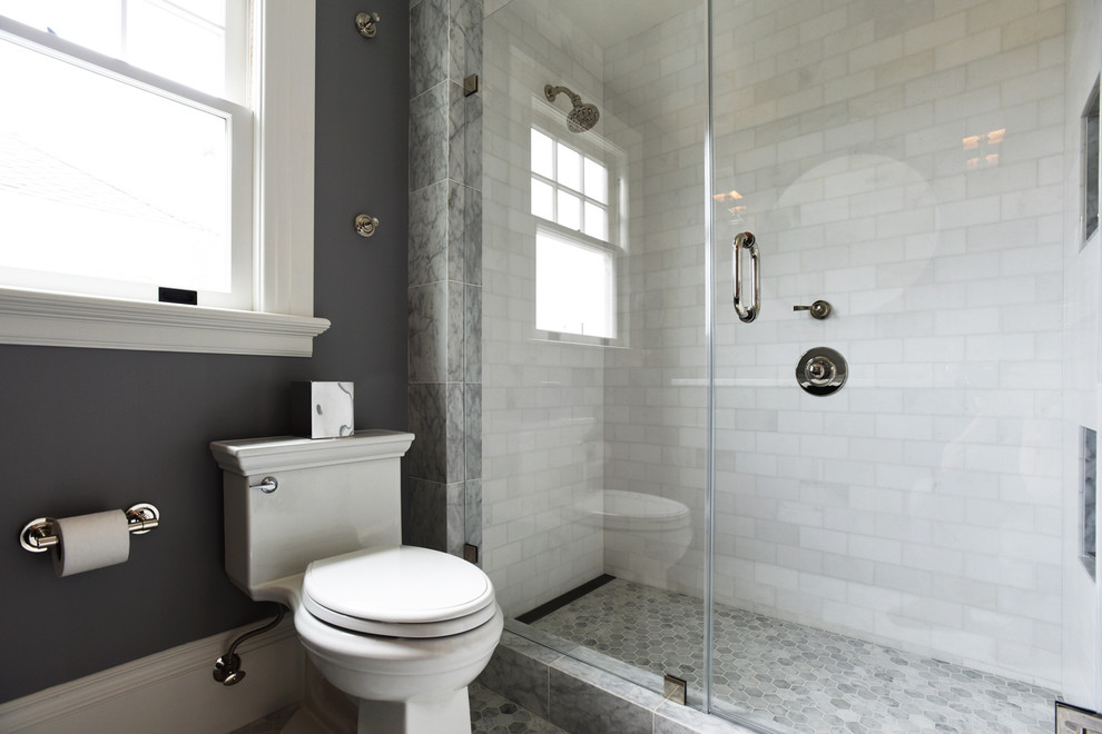 Свежая идея для дизайна: ванная комната среднего размера в стиле неоклассика (современная классика) с душем в нише, унитазом-моноблоком, белой плиткой, мраморной плиткой, серыми стенами, мраморным полом, душевой кабиной, белым полом и душем с распашными дверями - отличное фото интерьера