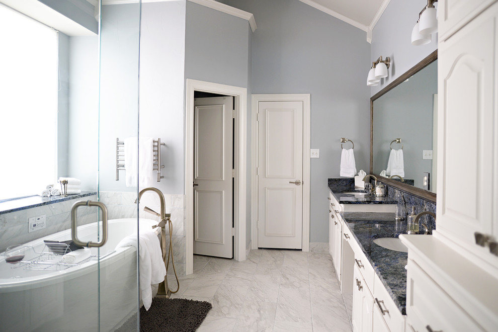 Inspiration pour une grande salle de bain principale traditionnelle avec un lavabo encastré, des portes de placard blanches, une baignoire indépendante, une douche d'angle, un mur bleu et un sol en marbre.