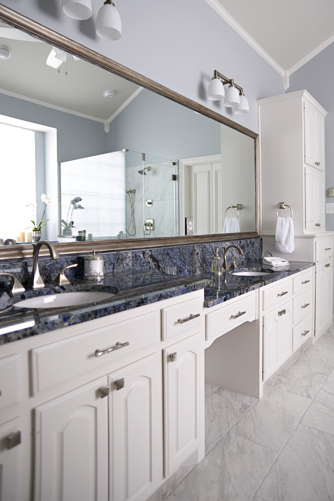 Imagen de cuarto de baño principal clásico renovado grande con lavabo bajoencimera, puertas de armario blancas, bañera exenta, ducha esquinera, paredes azules y suelo de mármol