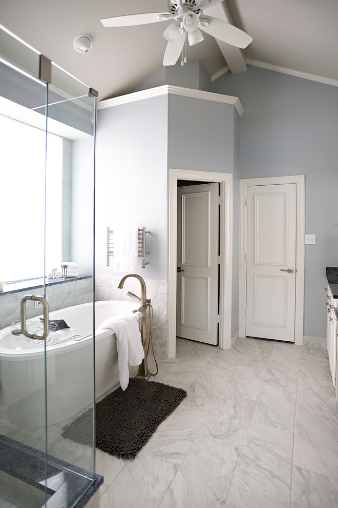Источник вдохновения для домашнего уюта: большая главная ванная комната в стиле неоклассика (современная классика) с врезной раковиной, белыми фасадами, отдельно стоящей ванной, угловым душем, синими стенами и мраморным полом