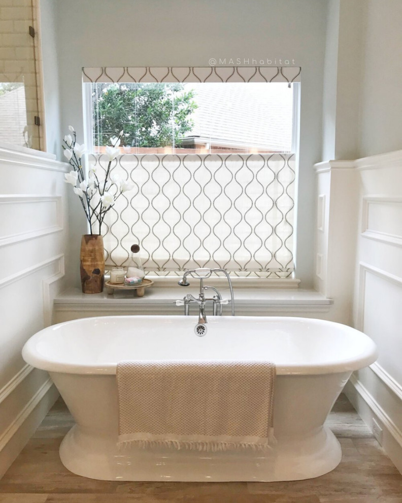 Пример оригинального дизайна: главная ванная комната среднего размера в стиле кантри с отдельно стоящей ванной, угловым душем и душем с распашными дверями