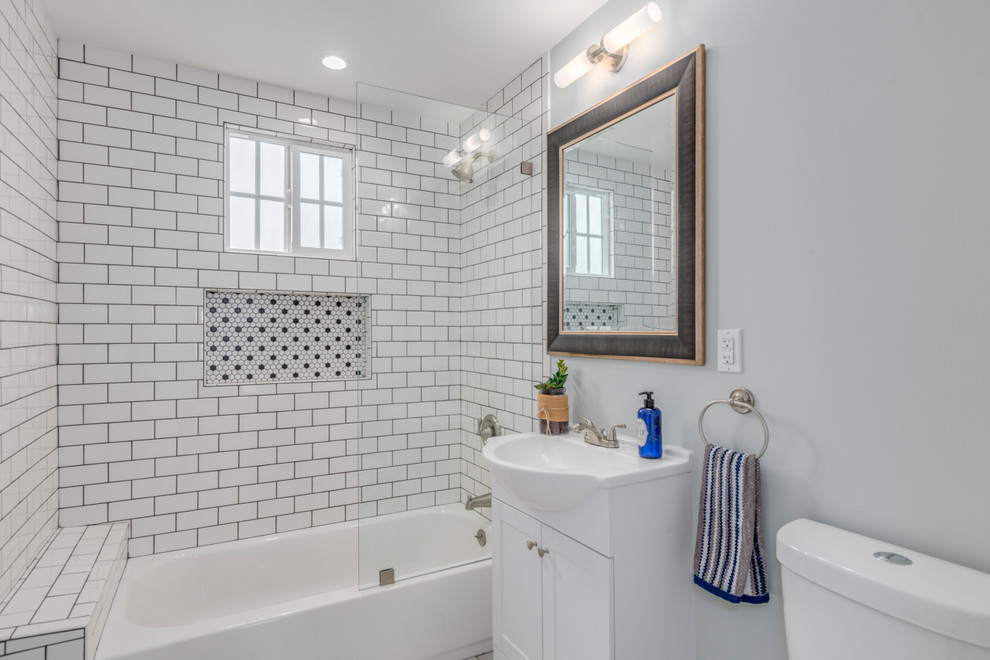 Источник вдохновения для домашнего уюта: ванная комната в морском стиле с белыми фасадами, душем над ванной, белой плиткой и серыми стенами