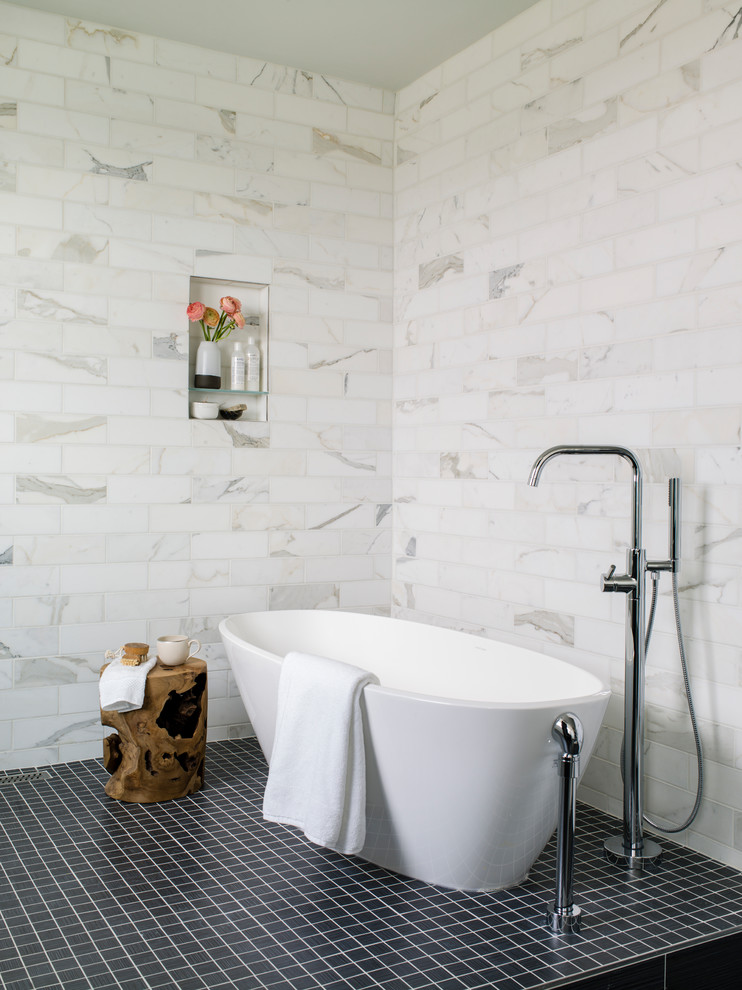 Inredning av ett modernt mellanstort vit vitt en-suite badrum, med släta luckor, skåp i mörkt trä, ett japanskt badkar, en kantlös dusch, en bidé, vit kakel, marmorkakel, vita väggar, klinkergolv i porslin, ett undermonterad handfat, marmorbänkskiva, svart golv och med dusch som är öppen
