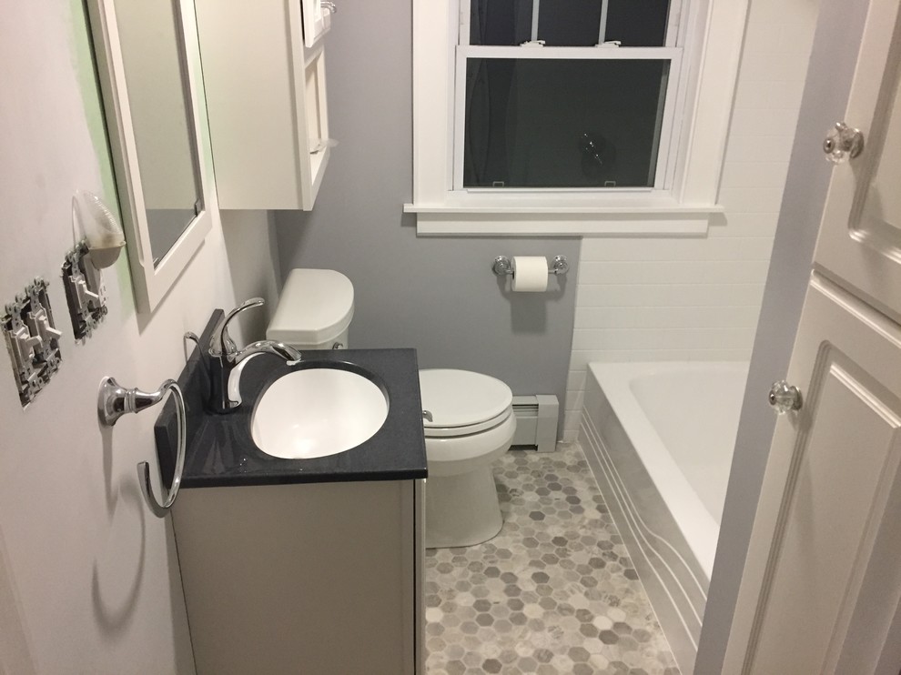 Kleines Klassisches Badezimmer En Suite mit Keramikboden, Onyx-Waschbecken/Waschtisch, buntem Boden und schwarzer Waschtischplatte in Bridgeport