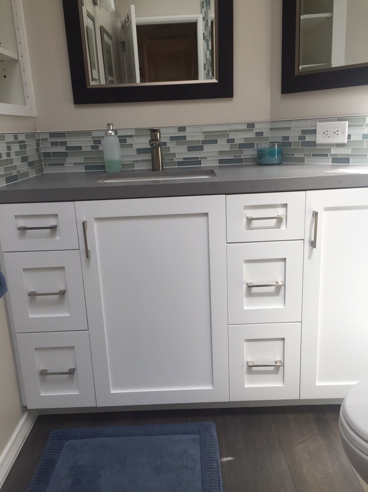 Example of a mid-sized transitional master green tile and glass tile porcelain tile bathroom design in Los Angeles with shaker cabinets, white cabinets, a two-piece toilet, beige walls, an undermount sink and quartz countertops