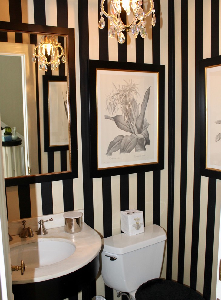 Foto di una stanza da bagno chic con WC monopezzo, pareti nere, pavimento in marmo, lavabo a consolle, top in marmo e top bianco