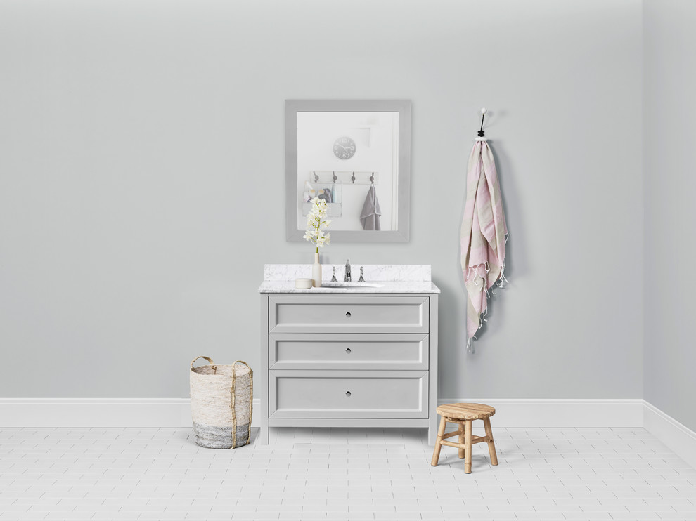 Imagen de cuarto de baño tradicional pequeño con armarios tipo mueble, aseo y ducha, lavabo bajoencimera, encimera de mármol, encimeras blancas y puertas de armario grises