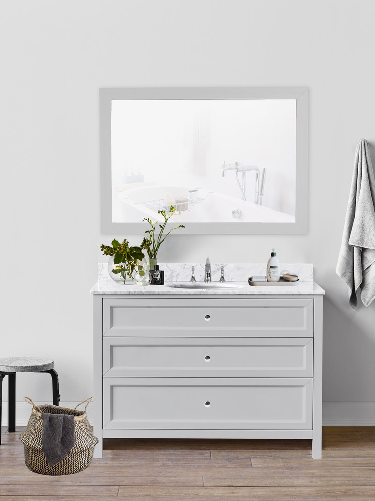 Foto de cuarto de baño clásico pequeño con armarios tipo mueble, aseo y ducha, lavabo bajoencimera, encimera de mármol, encimeras blancas y puertas de armario grises