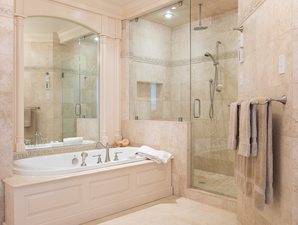 Foto de cuarto de baño principal tradicional con bañera encastrada, ducha empotrada, baldosas y/o azulejos beige, paredes beige y ducha con puerta con bisagras