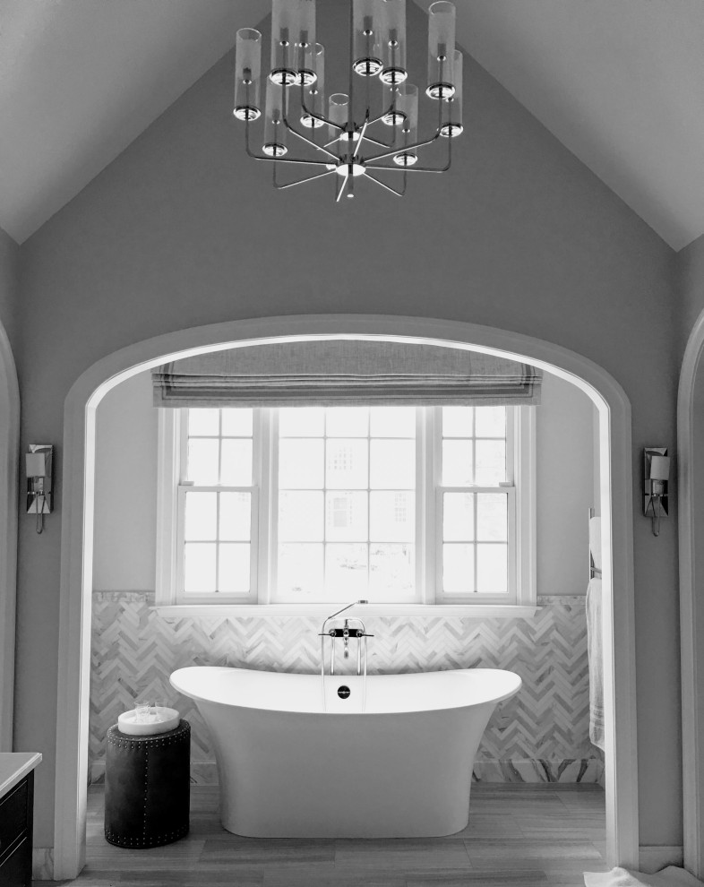 Пример оригинального дизайна: огромная главная ванная комната в стиле неоклассика (современная классика) с фасадами островного типа, отдельно стоящей ванной, душем в нише, биде, белой плиткой, мраморной плиткой, мраморным полом, врезной раковиной, мраморной столешницей, душем с распашными дверями, белой столешницей, тумбой под две раковины, напольной тумбой, сводчатым потолком и обоями на стенах