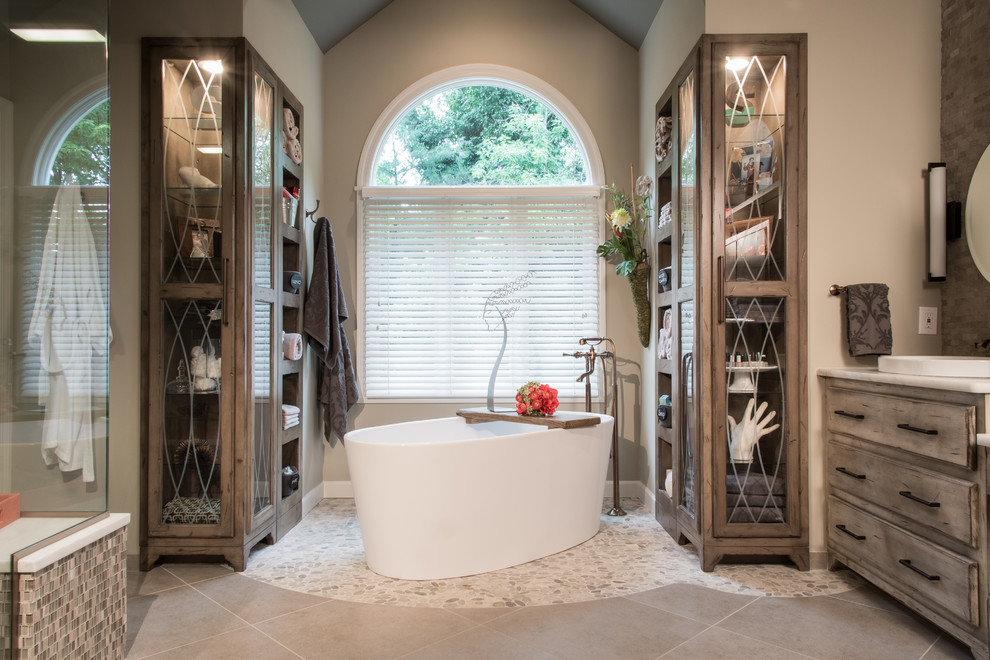 Источник вдохновения для домашнего уюта: ванная комната в стиле рустика с отдельно стоящей ванной, угловым душем, серыми стенами, полом из галечной плитки и настольной раковиной
