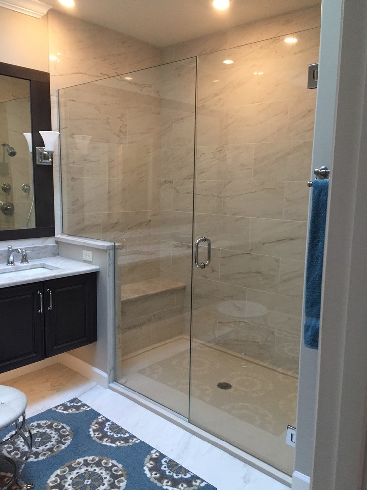 Inspiration för ett stort vintage en-suite badrum, med luckor med upphöjd panel, grå skåp, vit kakel, ett undermonterad handfat och bänkskiva i kvartsit