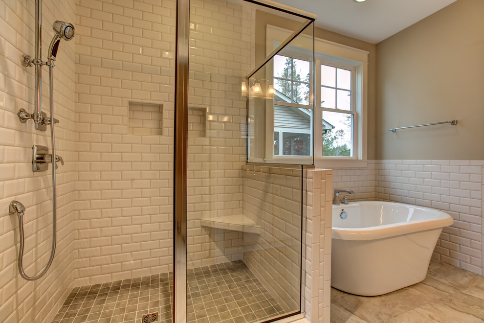 Foto di una grande stanza da bagno padronale tradizionale con ante in stile shaker, ante bianche, vasca freestanding, pareti beige, lavabo sottopiano e top in granito
