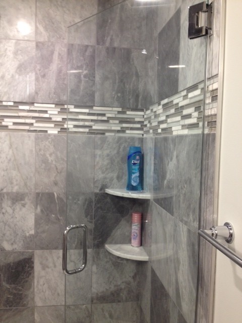 Bild på ett litet vintage badrum med dusch, med skåp i shakerstil, vita skåp, en dusch i en alkov, grå kakel, stenkakel, grå väggar, klinkergolv i keramik, ett undermonterad handfat och marmorbänkskiva
