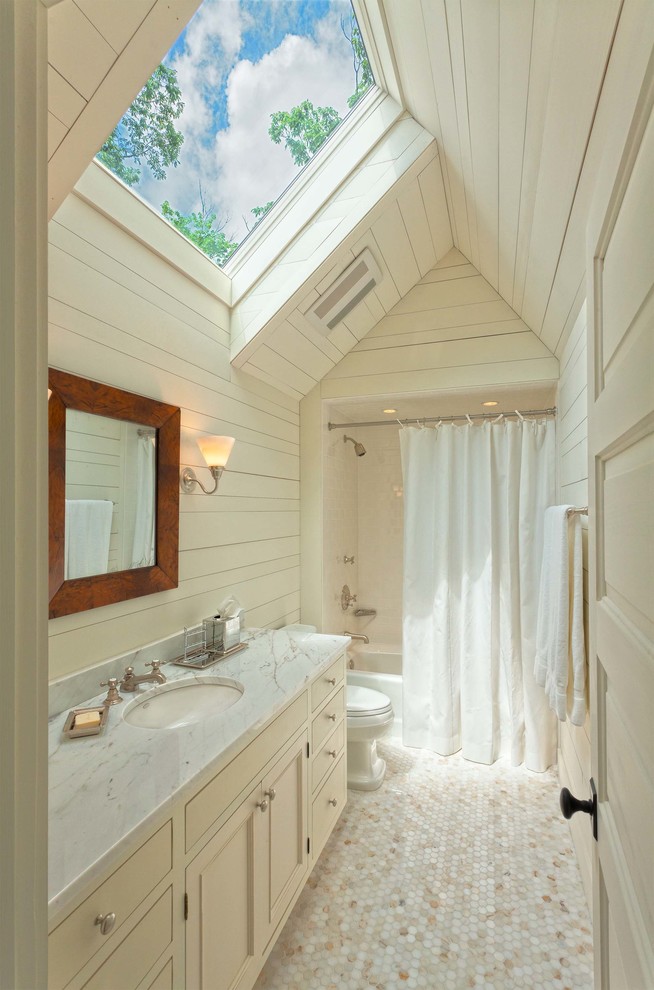 Foto de cuarto de baño rectangular rural con encimera de mármol
