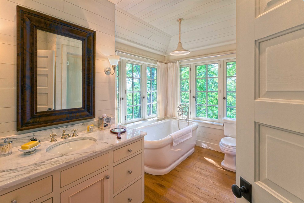 Идея дизайна: ванная комната в стиле рустика с отдельно стоящей ванной и мраморной столешницей