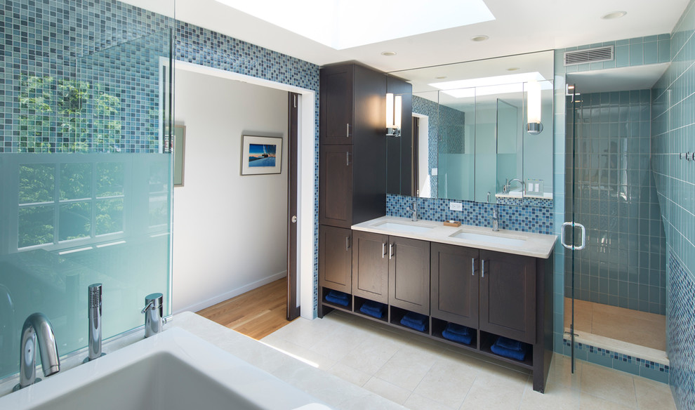 Idee per una stanza da bagno design con lavabo sottopiano, ante in stile shaker, ante in legno bruno, vasca da incasso, doccia alcova, piastrelle blu e piastrelle a mosaico