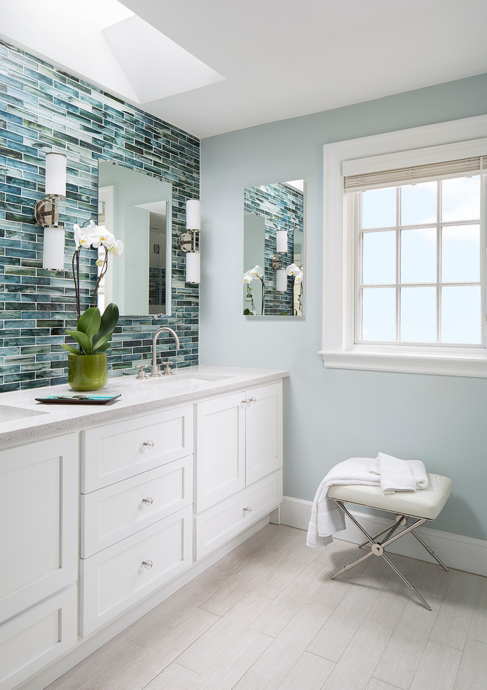 Пример оригинального дизайна: главная ванная комната в стиле неоклассика (современная классика) с врезной раковиной, фасадами в стиле шейкер, белыми фасадами, столешницей терраццо, белой плиткой, керамогранитной плиткой, синими стенами, полом из керамогранита и зеркалом с подсветкой