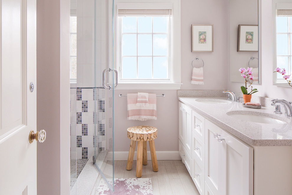 Свежая идея для дизайна: детская ванная комната в стиле неоклассика (современная классика) с врезной раковиной, фасадами в стиле шейкер, белыми фасадами, столешницей терраццо, душем в нише, белой плиткой, керамогранитной плиткой, розовыми стенами и полом из керамогранита - отличное фото интерьера