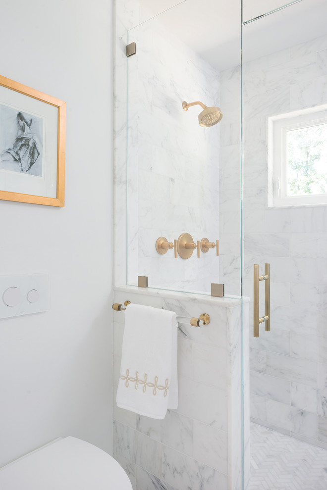 Пример оригинального дизайна: маленькая главная ванная комната в стиле неоклассика (современная классика) с фасадами в стиле шейкер, белыми фасадами, душем в нише, инсталляцией, белой плиткой, каменной плиткой, белыми стенами, полом из мозаичной плитки, врезной раковиной, мраморной столешницей, душем с распашными дверями и белым полом для на участке и в саду