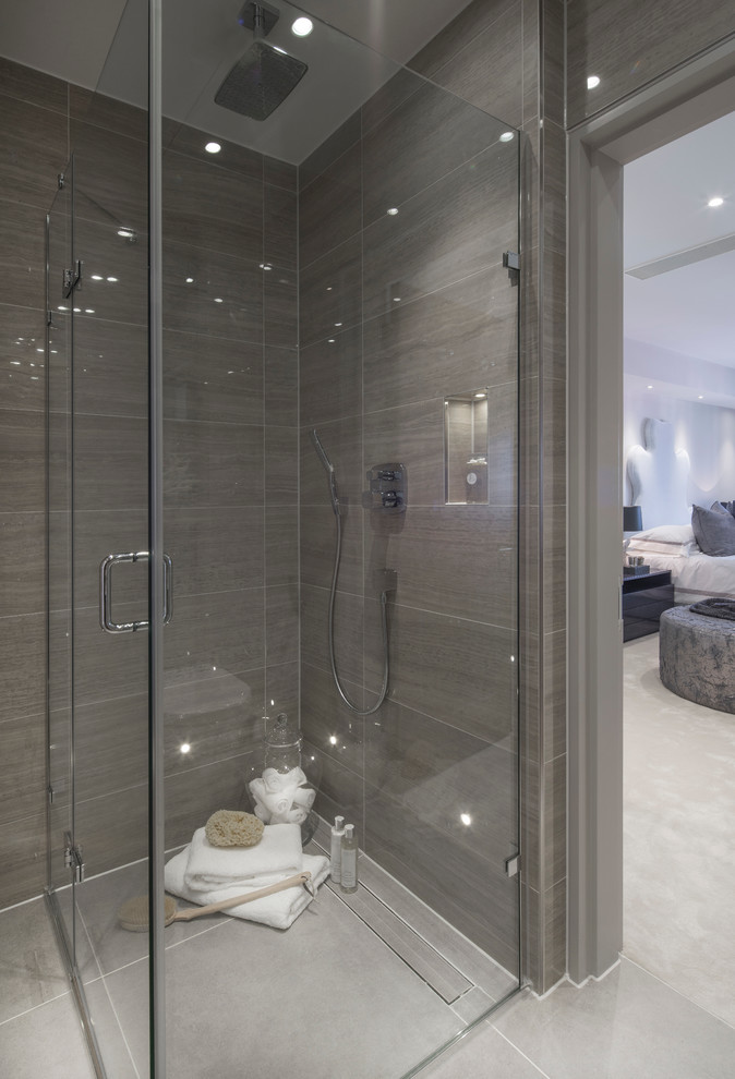 Idées déco pour une petite salle de bain contemporaine avec une douche d'angle, un carrelage gris, des carreaux de céramique et un sol en carrelage de céramique.