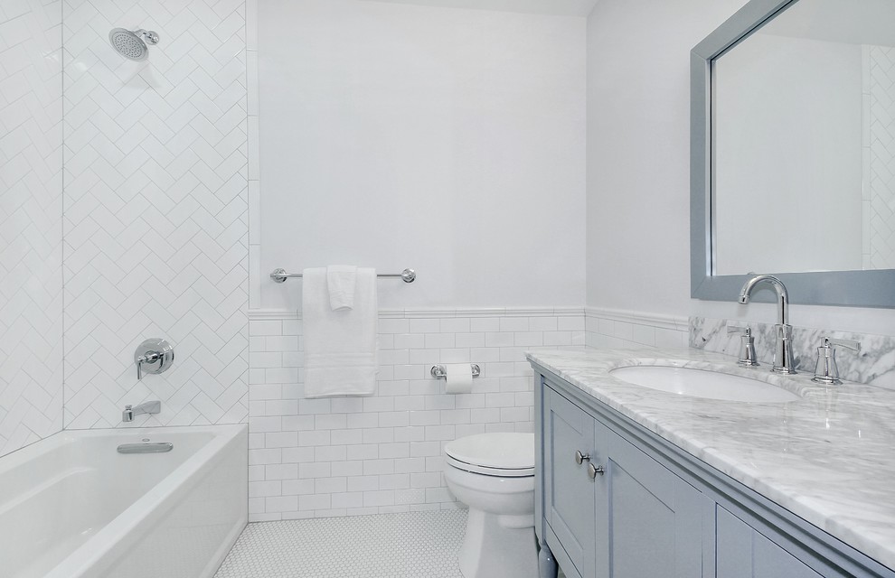 Inspiration för mellanstora klassiska badrum, med skåp i shakerstil, grå skåp, ett badkar i en alkov, en dusch/badkar-kombination, en toalettstol med hel cisternkåpa, vit kakel, tunnelbanekakel, grå väggar, klinkergolv i porslin, ett undermonterad handfat och marmorbänkskiva