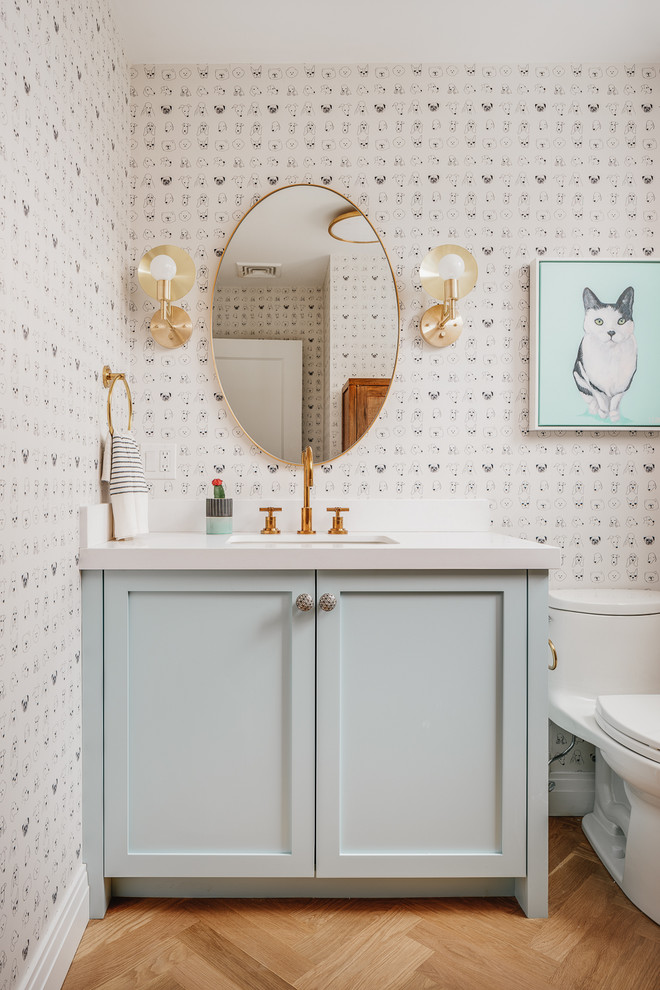 На фото: ванная комната в стиле неоклассика (современная классика) с фасадами в стиле шейкер, синими фасадами, белыми стенами, паркетным полом среднего тона, врезной раковиной, коричневым полом и белой столешницей