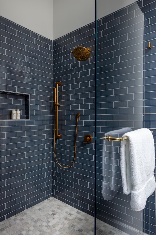 ボストンにある高級な広いトランジショナルスタイルのおしゃれな浴室 (独立型洗面台) の写真