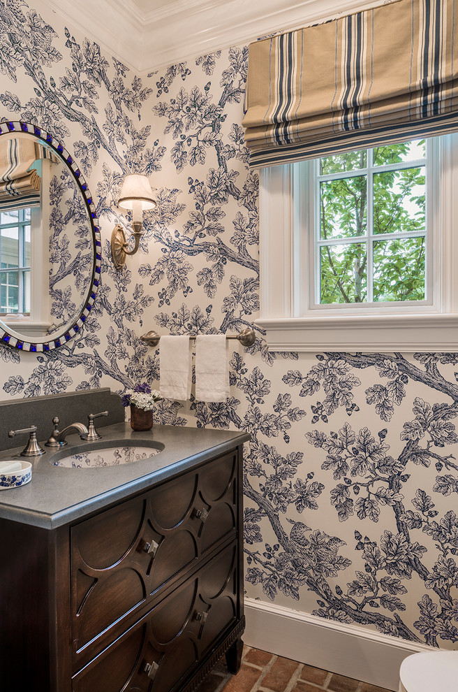 Imagen de cuarto de baño clásico con lavabo bajoencimera, puertas de armario de madera en tonos medios, suelo de ladrillo, paredes multicolor, encimeras grises y armarios con paneles empotrados