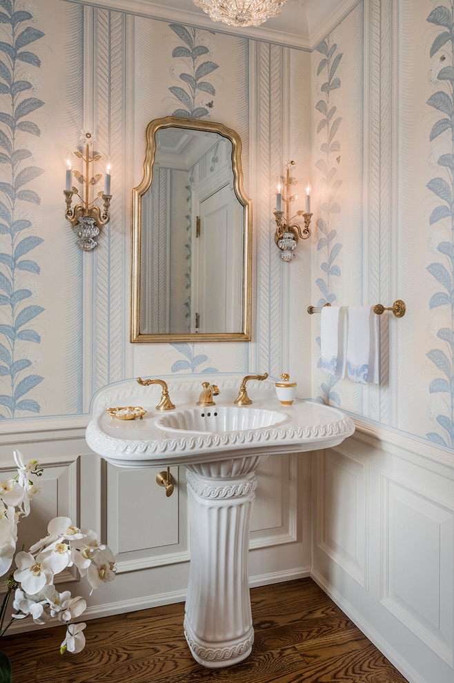 Cette image montre une salle de bain traditionnelle avec un lavabo de ferme, parquet foncé et un mur multicolore.